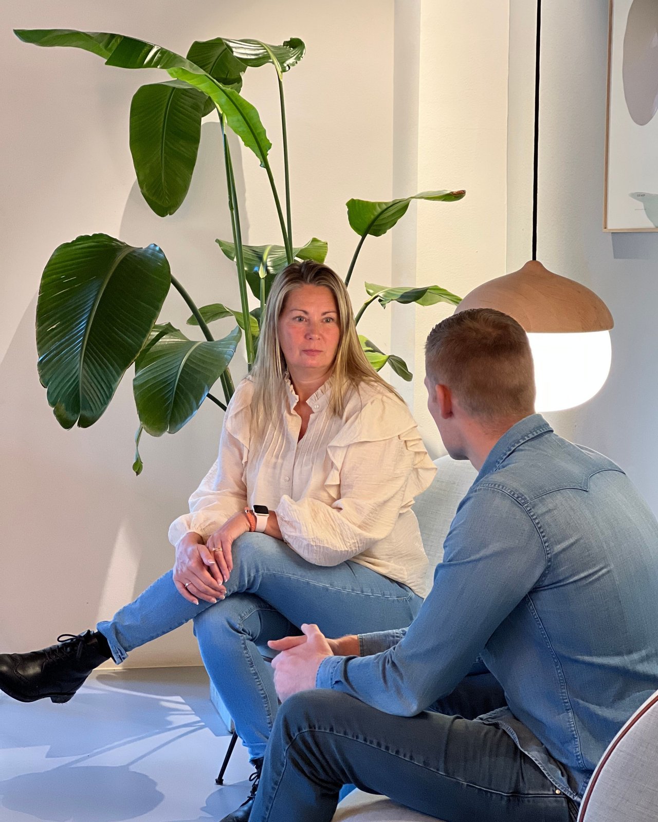 Christine Honoré i samtale med en klient i et roligt samtalerum